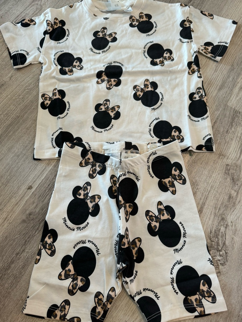 H&M White Minnie Mouse Short Sleeve Tee and Shorts Set with Leopard Bow 2t